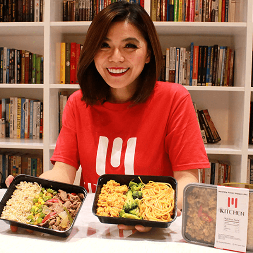 Miss Merry menunjukkan beberapa menu M Kitchen Healthy Box